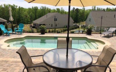 Saltwater vs. Traditional Chlorine Pools: What Fiberglass Owners Should Know